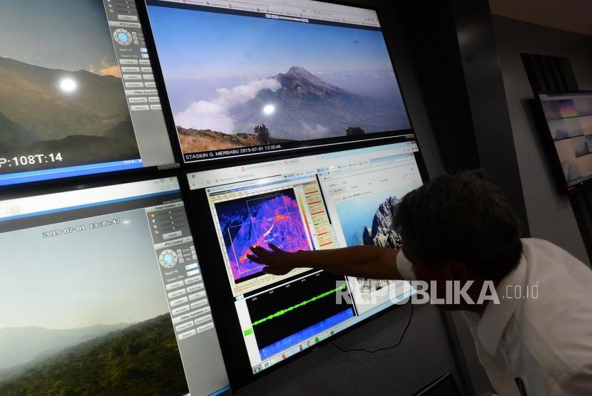 Pemantauan Gunung Merapi. Petugas BPPTKG Gunung Merapi memantau aktivitas Gunung Merapi, Yogyakarta, Senin (1/7/2019).