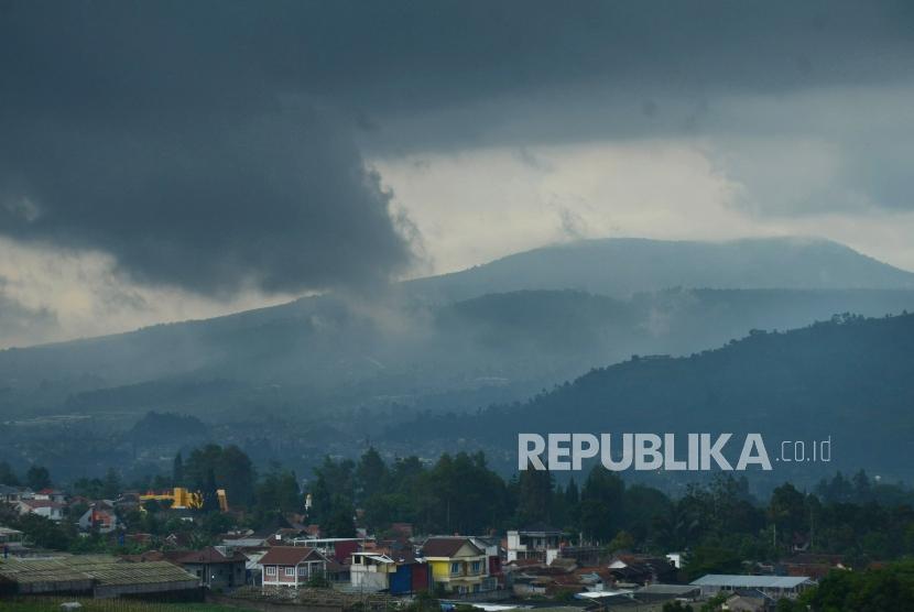 Awan hitam menggelayut di atas perbukitan kawasan Lembang, Kabupaten Bandung Barat, Rabu (12/12).