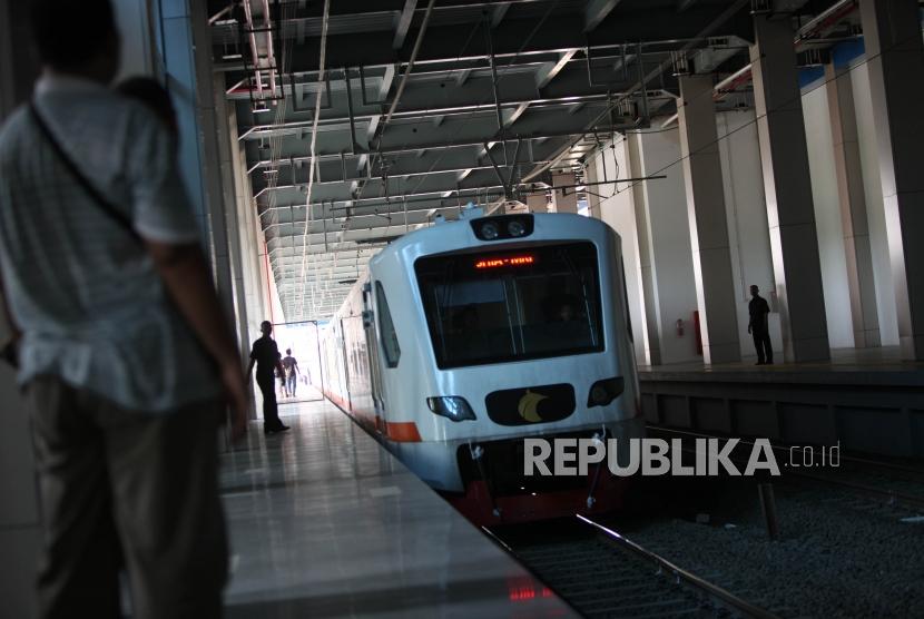 Kereta bandara melintas saat uji coba Kereta Bandara Soekarno-Hatta di Stasiun Sudirman Baru, Jakarta, Selasa (26/12).