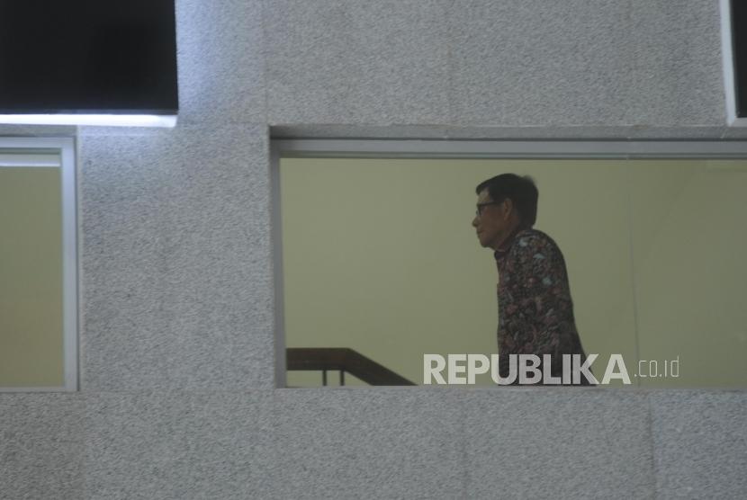 Mantan anggota DPR M Jafar Hafsah menaiki tangga bersiap menjalani pemeriksaan di gedung KPK, Jakarta, Selasa (9/1).