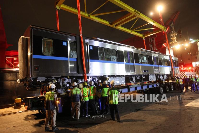     Mass Rapid Transit (MRT) train arrives from Japan in Tanjung Priok Port, North Jakarta, on Wednesday (April 4).