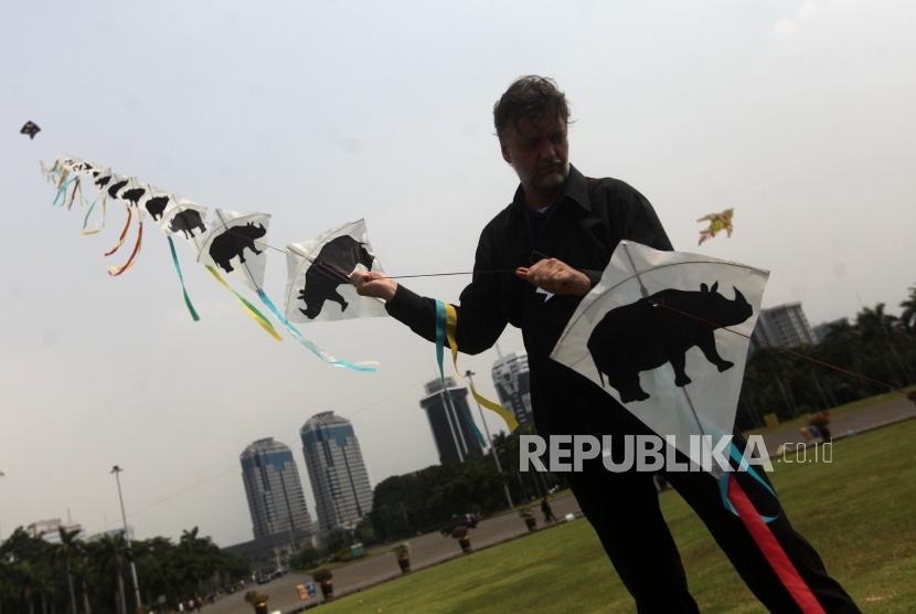 Peserta bermain layang-layang saat acara pameran India-Indonesia Kite Exibition di Lapangan Monas, Jakarta, Rabu (30/5).
