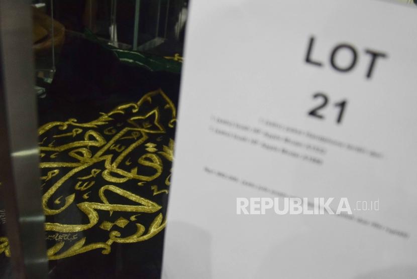 Barang rampasan KPK berupa kiswah benang emas dari rampasan Suryadharma Ali  yang akan segera dilelang di gedung KPK, Jakarta, Jumat (20/7).
