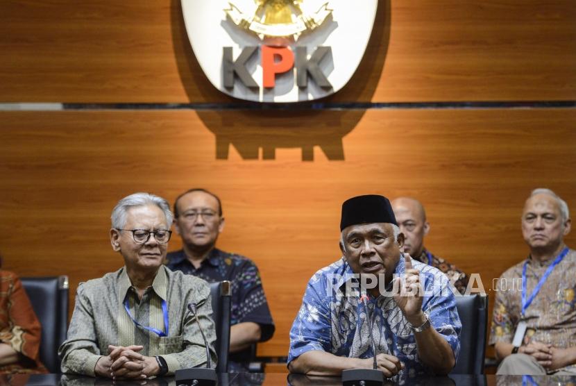 Mantan pimpinan KPK,  Erry Riyana Hardjapamekas dan Taufiqurrahman Ruki (dari kiri) memberikan keterangan terkait permasalahan revisi UU KPK di Gedung Merah Putih KPK, Jakarta, Senin (16/9).