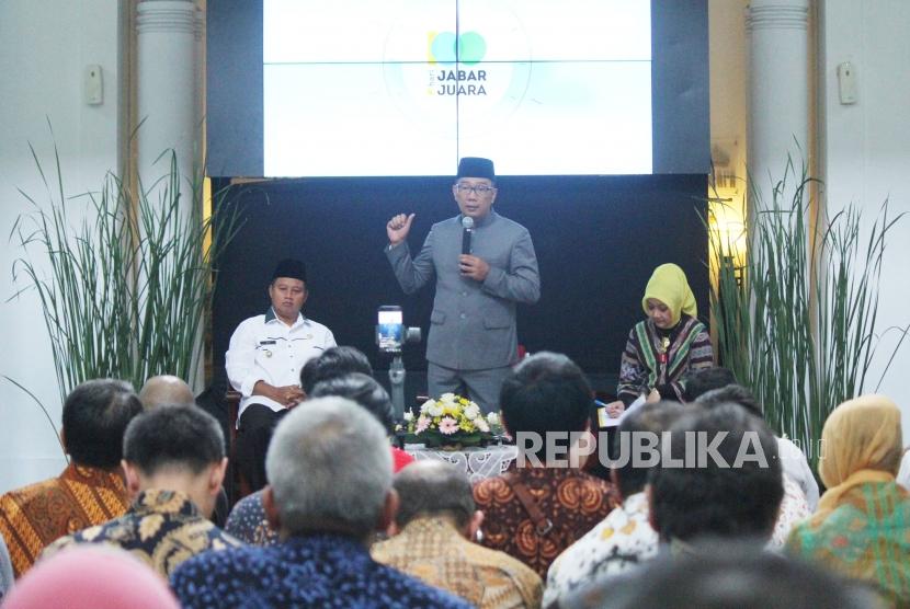 Gubernur Jawa Barat Ridwan Kamil, Wakil Gubernur Jawa Barat Uu Ruzhanul Ulum dan Istri Gubernur Atalia Praratya menjawab pertanyaan wartawan pada acara Jabar Punya Informasi (Japri), di Gedung Sate, Kota Bandung, Jumat (28/12).