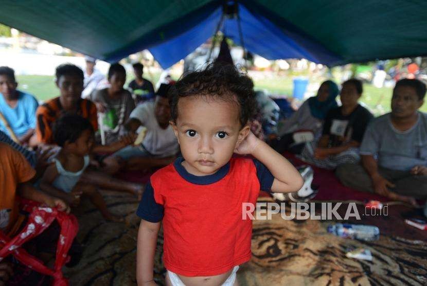 Anak-anak saat bermain di tenda pengungsian 