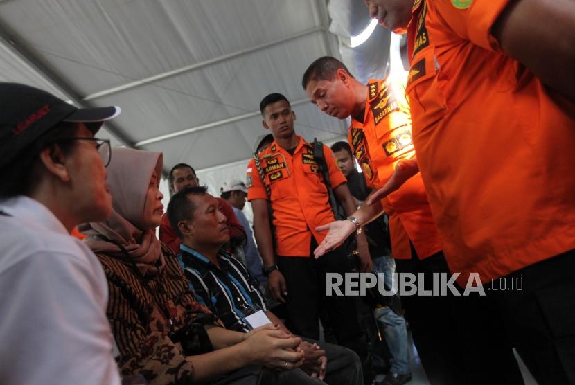 Kepala Basarnas M. Syaugi membincang dengan warga korban pesawat Lion Air JT-610 yang jatuh saat doa bersama dan tabur bunga di KRI Banjarmasin 592 di Perairan Karawang, Jawa Barat, Selasa (6/11).