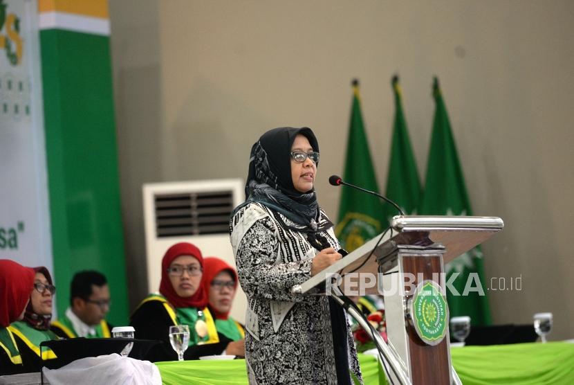 Sidang Senat Terbuka.  Ketua Umum Pimpinan Pusat Aisyiyah, Siti Noordjannah menyampaikan sambutan saat sidang senat terbuka Universitas Aisyiyah di Yogyakarta, Rabu (2/10/2019).