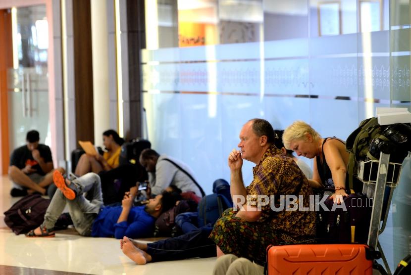 Penutupan Bandara Ngurah Rai. Penumpang memadati bandara usai penutupan Bandara Internasional I Gusti Ngurah Rai, Bali, Senin (27/11).