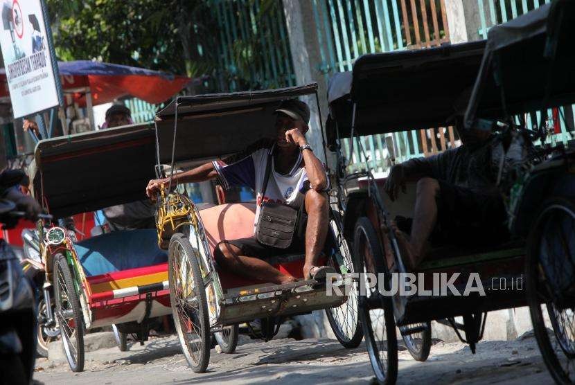 Penarik becak menunggu penumpang di Shelter Becak Terpadu di kawasan Teluk Gong, Pejagalan, Jakarta, Kamis (11/10).