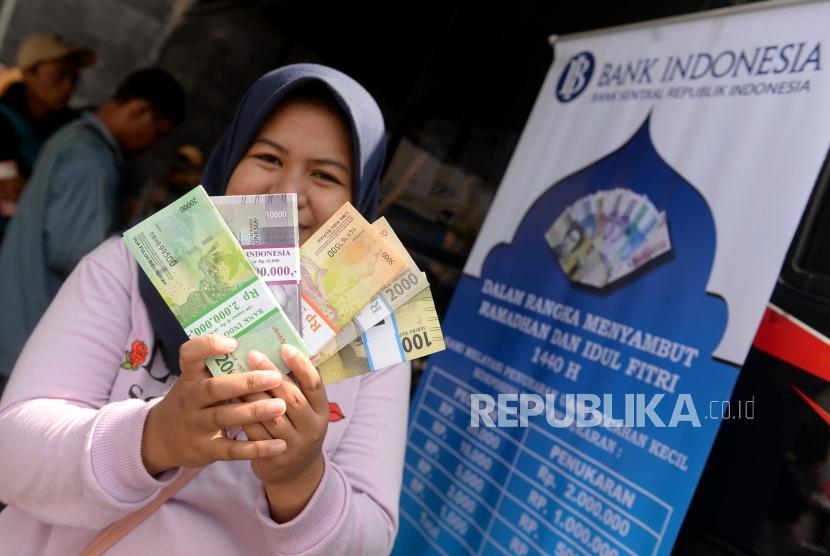 Penukaran Uang BI Yogya. Warga menukarkan pecahan mata uang Rupiah oleh Bank Indonesia di Pasar Bantul, Bantul, DIY, Senin (13/5/2019).