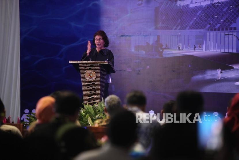 Maritime Affairs and Fisheries Minister Susi Pudjiastuti conveys her remarks during the ground breaking of Jakarta fish market, Muara Baru, Penjaringan, Jakarta, on Thursday (Feb 8).