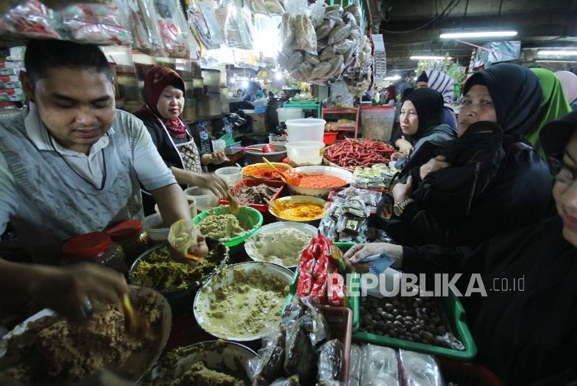 Pengunjung antre di kios bumbu dapur di Pasar Kosambi, Kota Bandung, Selasa (13/5).
