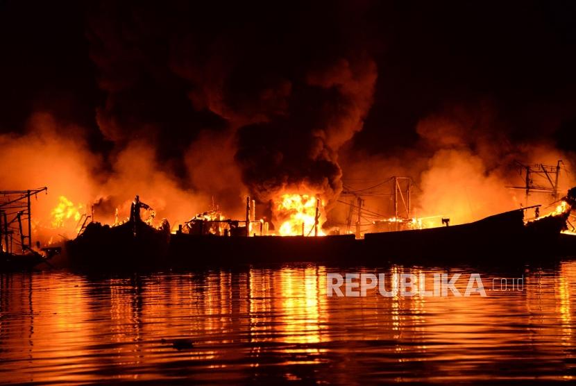 Sejumlah kapal ikan milik nelayan terbakar di Pelabuhan Muara Baru, Jakarta, Sabtu (23/2).