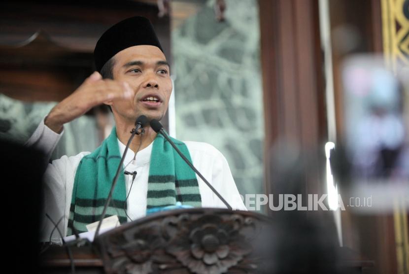 Ustadz Abdul Somad menyampaikan tausiyahnya saat Kuliah Dhuha di Masjid Agung Sunda Kelapa, Jakarta, Ahad (4/2).