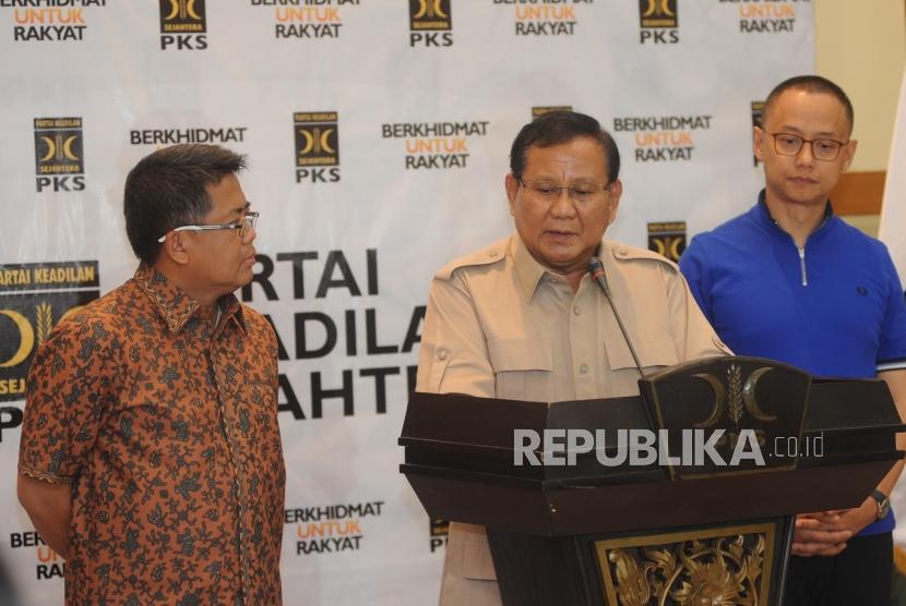 Presiden PKS Mohamad Sohibul Iman, Ketua umum Partai Gerindra Prabowo Subianto, Sekjen PAN Eddy Soeparno, (dari kiri) memberikan keteragan kepada media usai melakukan pertemuan antara Partai PAN,PKS dan Gerindra di kantor DPP PKS, Jakarta, Ahad (24/12).
