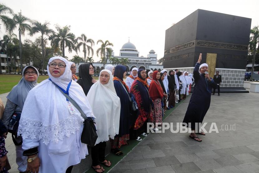 Sejumlah calon jamaah haji menyimak penjelasan petugas saat melaksanakan latihan manasik haji di Asrama Haji Pondok Gede, Jakarta (ilustrasi)