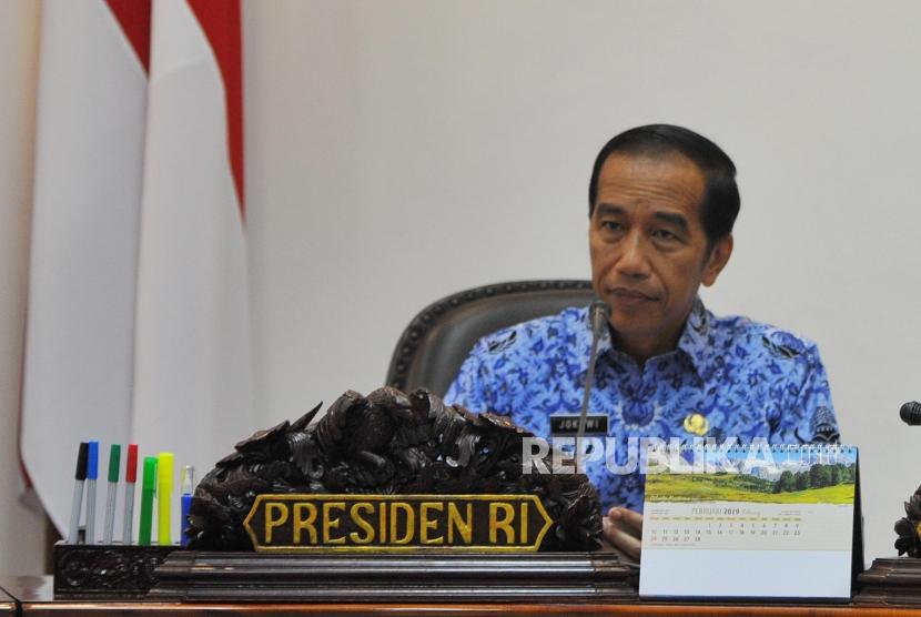 Rapat Kabinet: Presiden Joko Widodo bersama Wakil Presiden Jusuf Kalla memimpin rapat kabinet terbatas di Jakarta, Selasa (26/2).