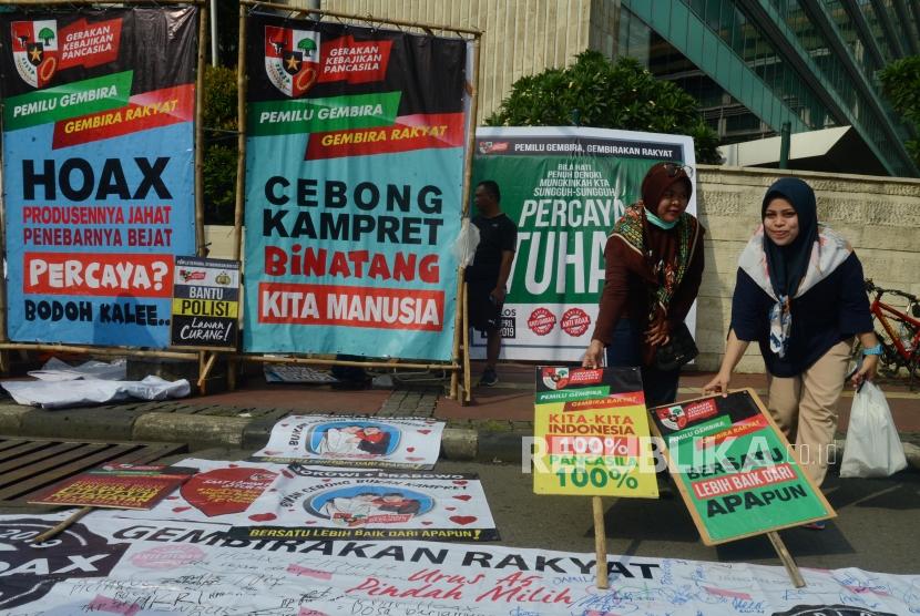 Kampanye Anti Hoaks. Sejumlah warga mengambil papan yang bertuliskan aspirasi terhadap hoaks saat Hari Bebas Kendaraan Bermotor (HBKB) di Bundaran HI, Jakarta, Ahad (24/2).