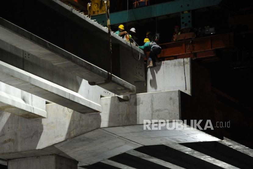 Pekerja sedang menyelesaikan konstruksi proyek Tol Bekasi Cawang Kampung Melayu (Becakayu) sesi II A Jakasampurna-Ahmad Yani, Bekasi, Senin (18/3).