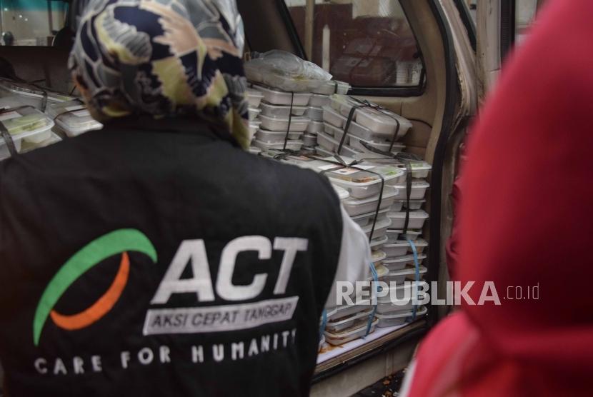 Relawan ACT  membagikan makanan di masjid Al- Ikhlas, Tanah Abang, Jakarta, Jumat (18/5).