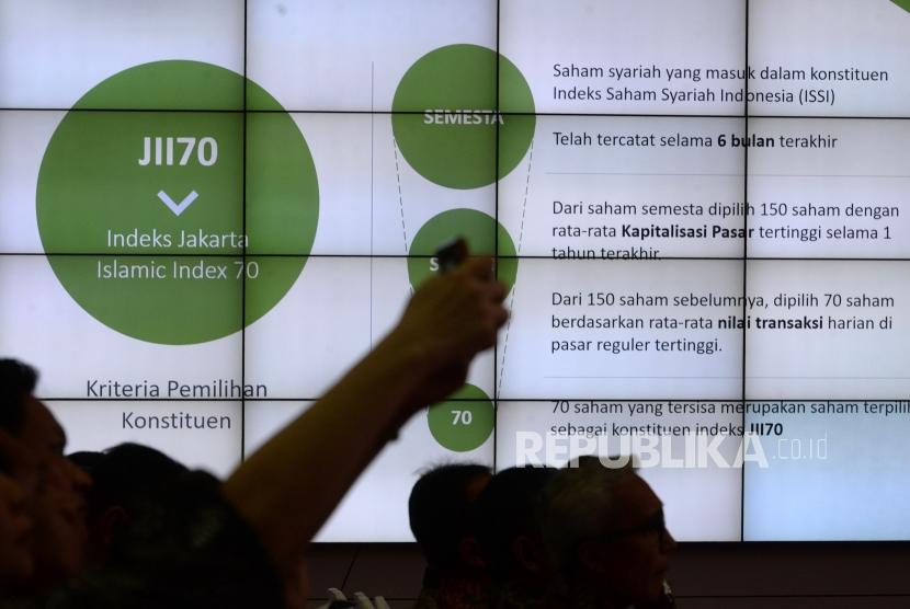 Peluncuran Indeks Baru BEI. Infromasi Jakarta Islamic Indeks 70 ditampilkan pascapeluncuran di Bursa Efek Indonesia, Jakarta, Kamis (17/5).