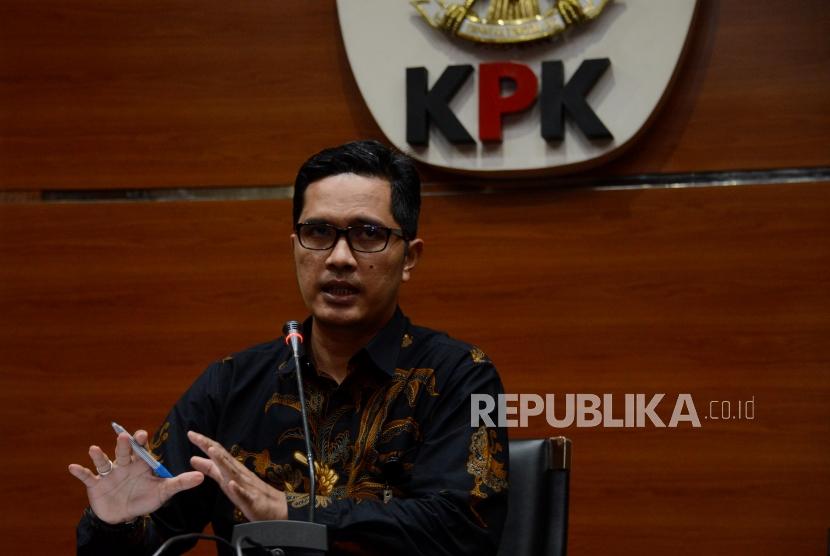 Juru Bicara KPK Febri Diansyah memberikan keterangan saat konferensi pers di Gedung KPK, Jakarta, Selasa (25/6).