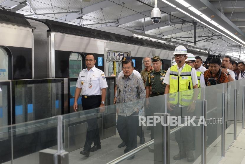 Rencana Beroperasi Maret 2019. Wapres Jusuf Kalla (tengah) bersama Gubernur DKI Jakarta Anies Baswedan (kiri) meninjau Moda Raya Terpadu (MRT) saat ujicoba dari Stasiun Bundaran HI ke Stasiun Lebak Bulus, Jakarta, Rabu (20/2/2019).