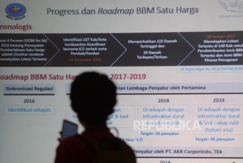 Wartawan melihat layar progress dan roadmap BBM satu harga saat keteranga pers di Kantor Kementerian ESDM, Jakarta, Jumat (3/11).