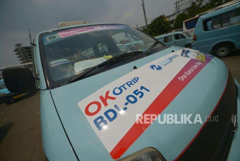 Mobil angkutan umum jurusan Kampung Melayu- Duren Sawit  berstiker Ok Otrip di terminal Kampung Melayu, Jakarta Timur, Selasa (2/10).