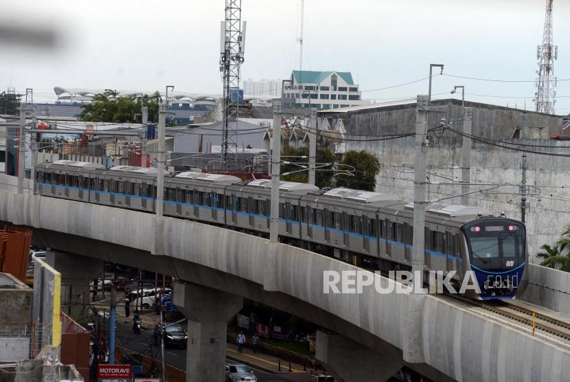MRT. Kereta MRT melintas saat uji coba publik pengoperasian MRT fase I Koridor Lebak Bulus-Bundaran HI di Jakarta, Rabu (20/3).