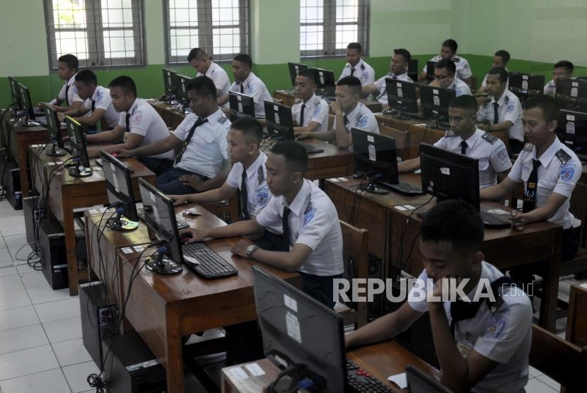 Sejumlah pelajar mengikuti Ujian Nasional Berbasis Komputer (UNBK) di Sekolah Menengah Kejuruan (SMK) Negeri 29 Jakarta, Kebayoran Baru, Jakarta, Senin (2/4).