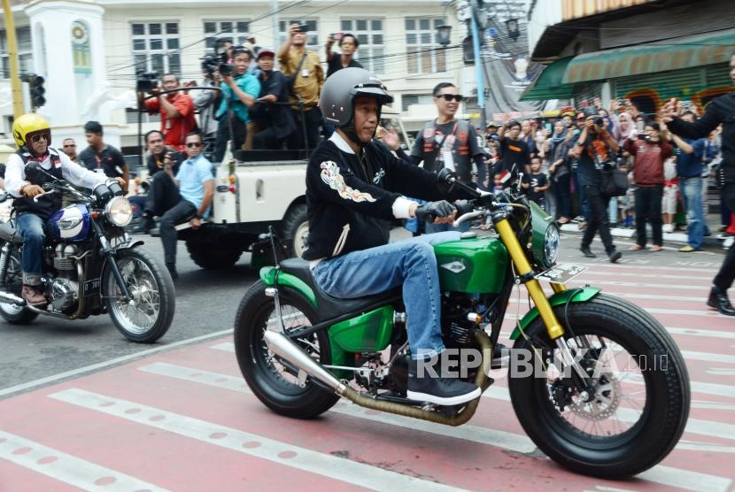 President Joko Widodo (Jokowi) rides custom bike at Braga, Bandung, Sunday (Nov 11).