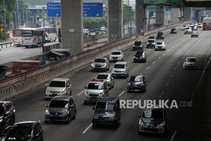 Sejumlah kendaraan melintasi Tol Jakarta-Cikampek, Bekasi, Jawa Barat, Senin (3/6).