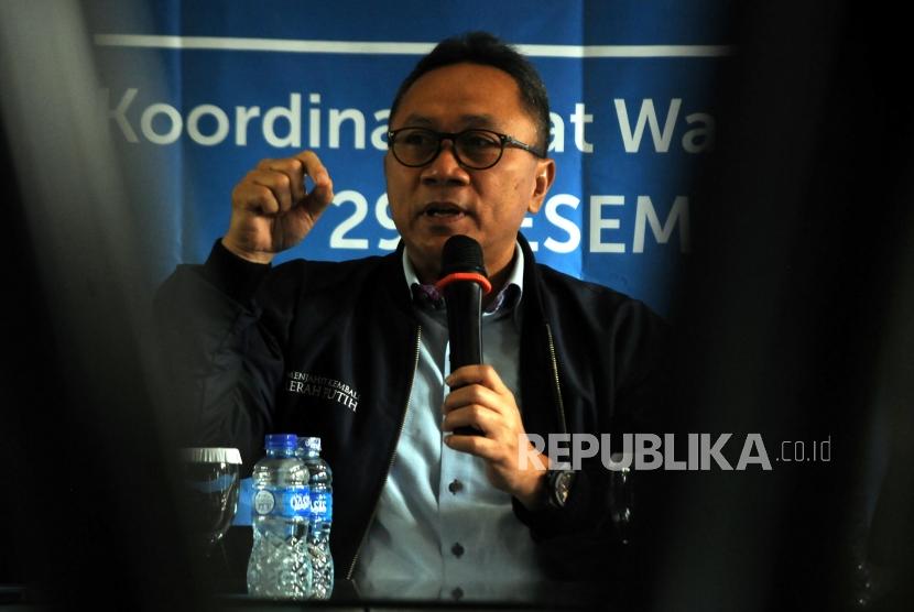 Ketua MPR Zulkifli Hasan saat menyampaikan pemaparan pada kegiatan refleksi akhir tahun 2017 di Restoran Pulau Dua, Senayan, Jakarta, Jumat (29/12).