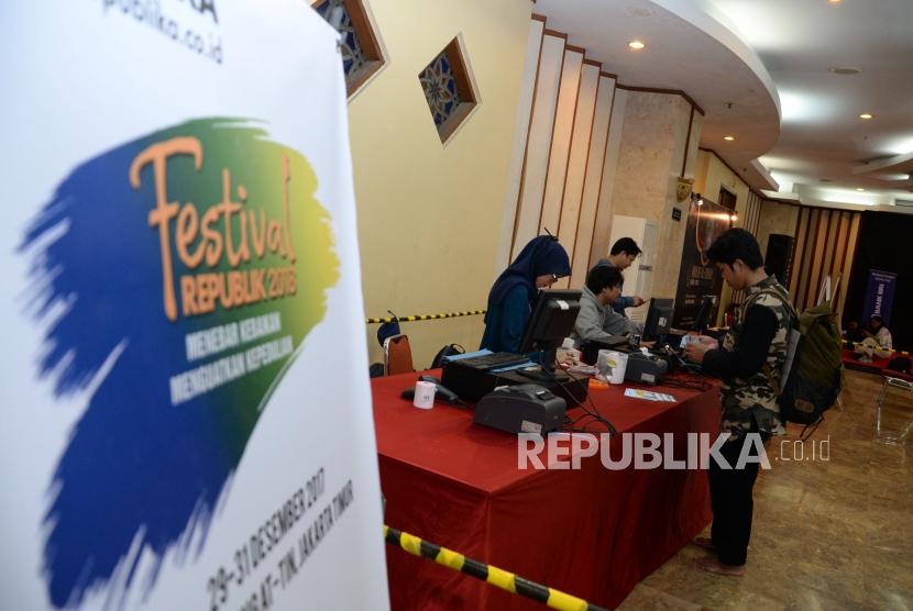 Pengunjung Hijrah Book Fest membeli buku dalam acara festival republik di Masjid At-Tin Jakarta, Sabtu (29/12).