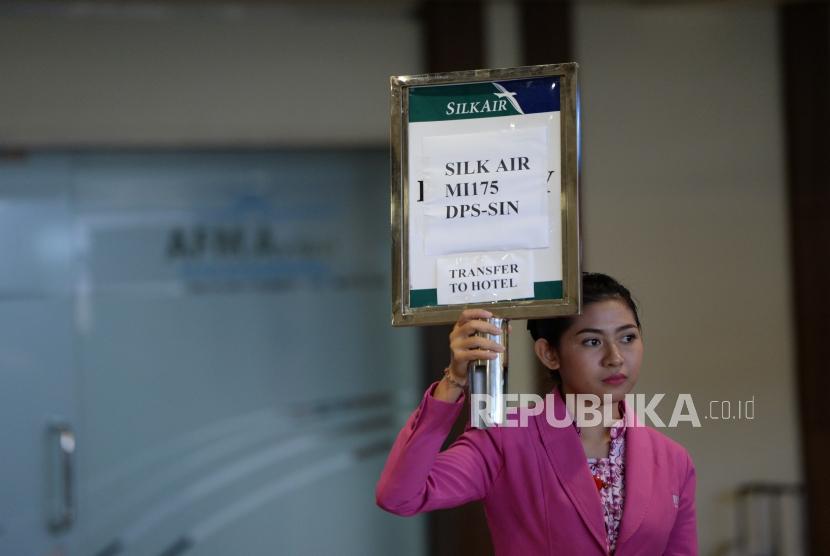 Penutupan Bandara Ngurah Rai. Petuga menjemput penumpang menuju hotel usai penutupan Bandara Internasional I Gusti Ngurah Rai, Bali, Senin (27/11).