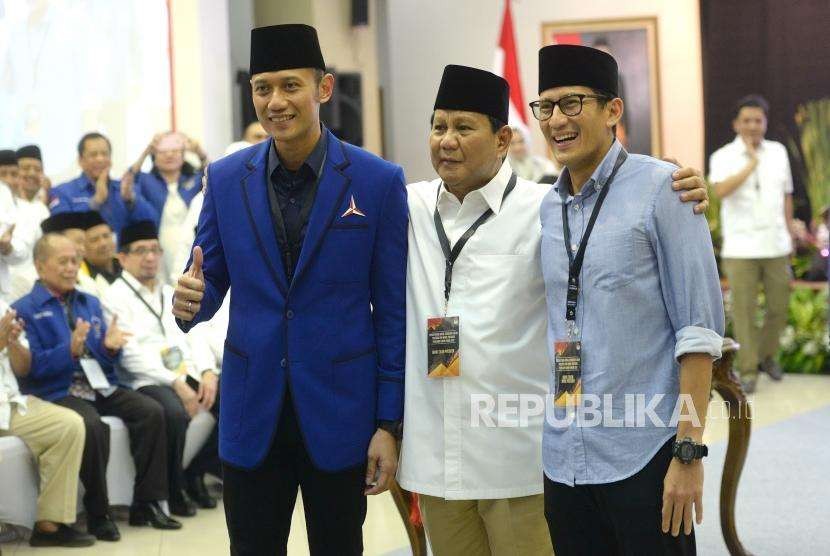 Pasangan Capres-Cawapres Prabowo (tengah) dan Sandiaga Uno (kanan) berfoto bersama Agus harimurti Yudhoyono.