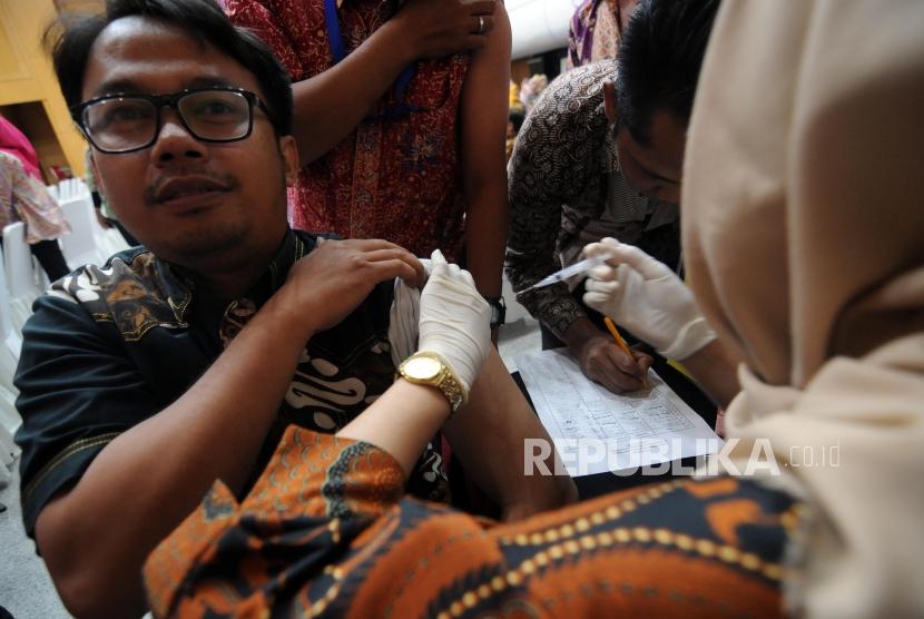 Sejumlah pegawai Kementerian Dalam Negeri (kemendagri) dan Badan Nasional Pengelola Perbatasan (BNPP) mengikuti vaksinasi Difteri di Kantor Kemendagri, Jakarta, Kamis (28/12).
