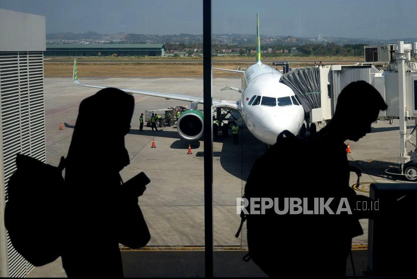 Penumpang berisap memasuki pesawat di Bandara Internasional Ahmad Yani,Semarang,Jawa Tengah,Rabu (10/7).
