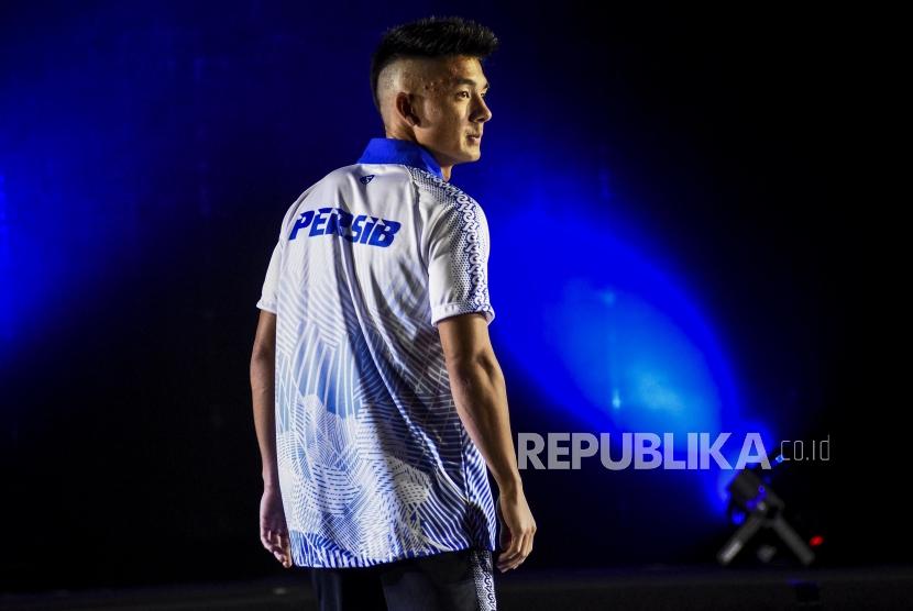 Gelandang Persib Bandung Kim Kurniawan memakai kostum latihan saat acara Launching Persib Bandung 2019 di Hotel Savoy Homann, Kota Bandung, Ahad (11/5).