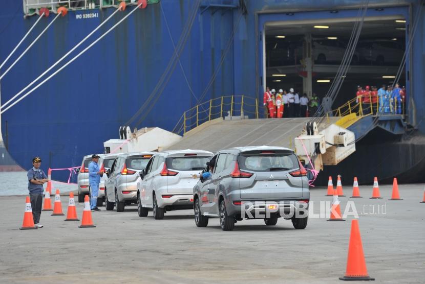 Sejumlah mobil Mitsubishi Xpander yang akan diekspor bersiap memasuki kapal pengangkut di PT Indonesia Kendaraan Terminal atau IPC Car Terminal, Cilincing, Jakarta, Rabu (25/4).