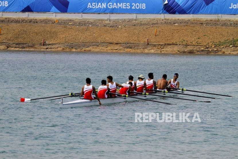 Tim dayung putra Indonesia akan berlaga di SEA Games 2019. Tim dayung mengantisipasi percikan air laut ke mata.