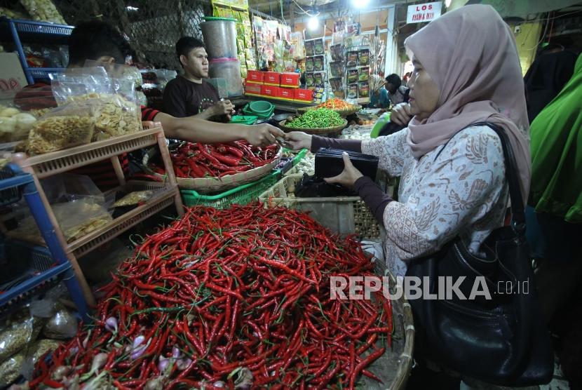 Seorang pengunjung berbelanja cabai merah, di Pasar Kosambi, Kota Bandung, Selasa (13/5).