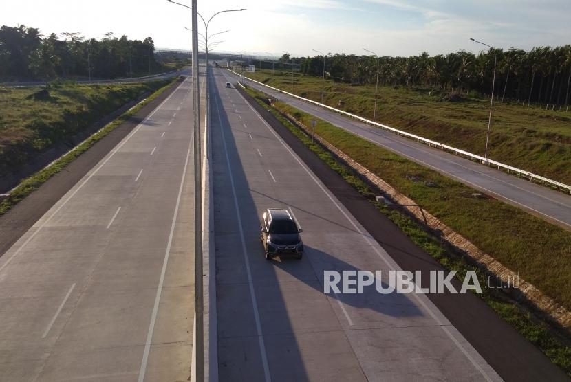 Sejumlah kendaraan melaju di ruas Tol Bakauheni-Terbanggibesar, Lampung, Kamis (2/5).