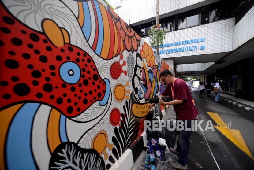 Seniman mural Indonesia mengambar mural dalam acara kongres kebudayaan Indonesia di Kementerian Pendidikan dan Kebudyaan  Indonesia, Jakarta, Kamis (6/12).