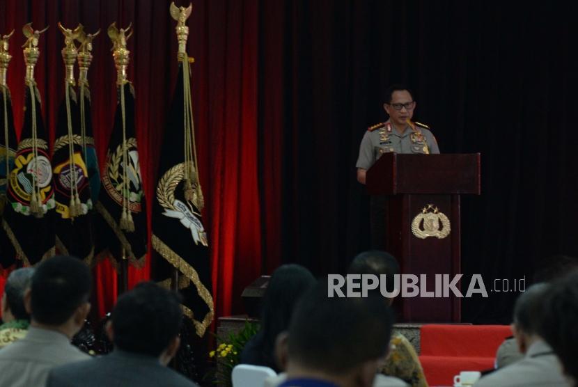 Kapolri Jendral Tito Karnavian memaparkan rilis akhir tahun Polri di Gedung Mabes Polri, Jakarta, Kamis (27/12).