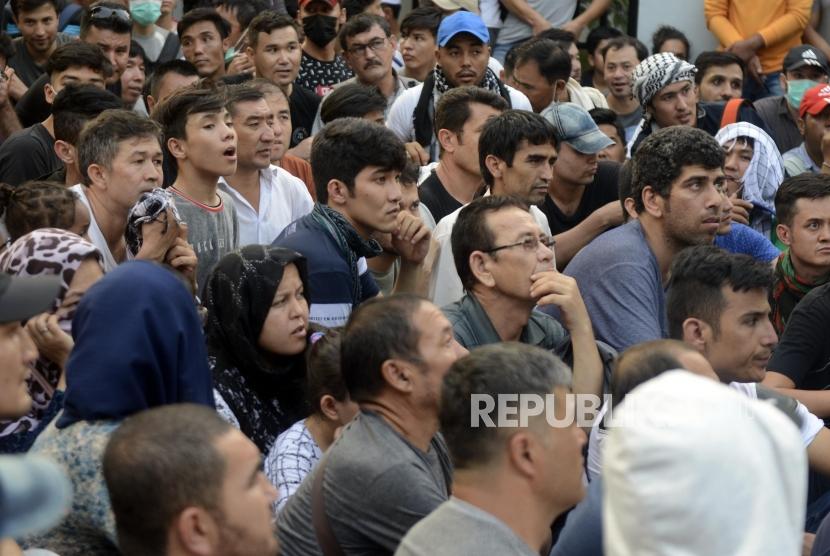 Sejumlah pencari suaka menunggu arahan petugas untuk dipindahkan di kawasan Kebon Sirih, Jakarta, Kamis (11/7).