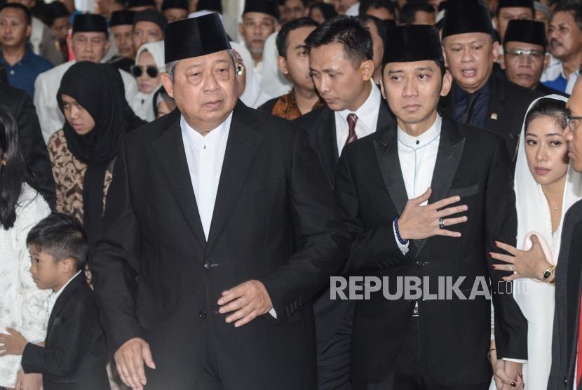 Presiden ke-6 RI Susilo Bambang Yudhoyono (tengah) beserta keluarga memberikan salam kepada pelayat saat upacara militer pelepasan jenazah almarhumah Ani Yudhoyono di Cikeas, Bogor, Jawa Barat, Ahad di Cikeas, Bogor, Jawa Barat, Ahad (2/5).