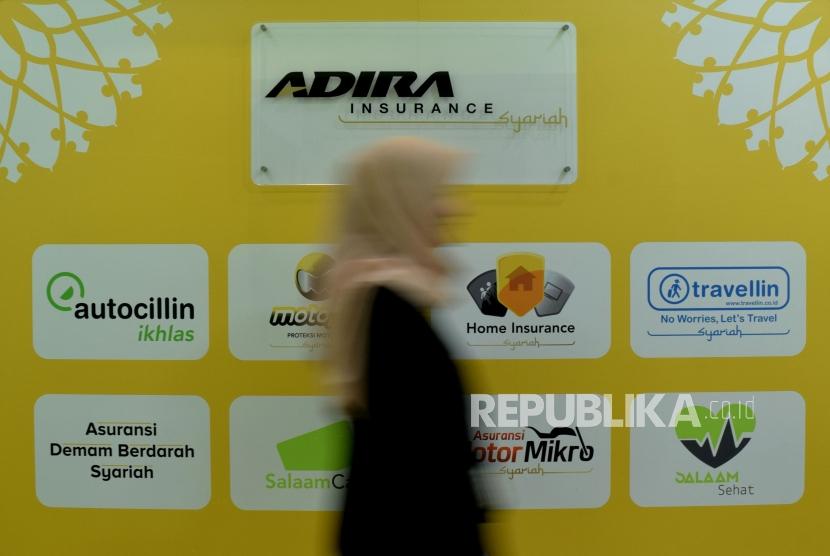 Karyawan beraktivitas di counter Adira Insurance Syariah di Jakarta, Jumat (16/11).